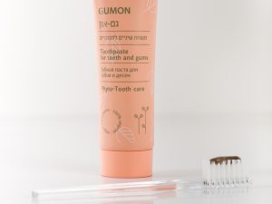 GUMON<br> משחת שיניים טבעית למבוגרים בעלי חניכיים רגישות, עם תמציות שמן דם המכבים האיטלקי